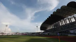 Langit biru menghiasi pertandingan lanjutan BRI Liga 1 2024/2025 antara Persita Tangerang melawan Arema FC di Indomilk Arena, Tangerang, Minggu (20/04/2025) WIB. (Bola.com/M Iqbal Ichsan)