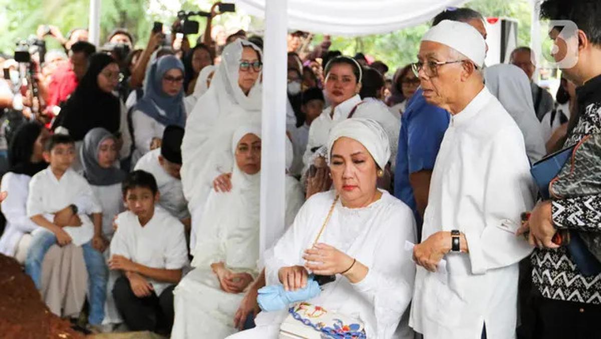 Haru Selimuti Pemakaman Penyanyi dan Artis Senior Titiek Puspa