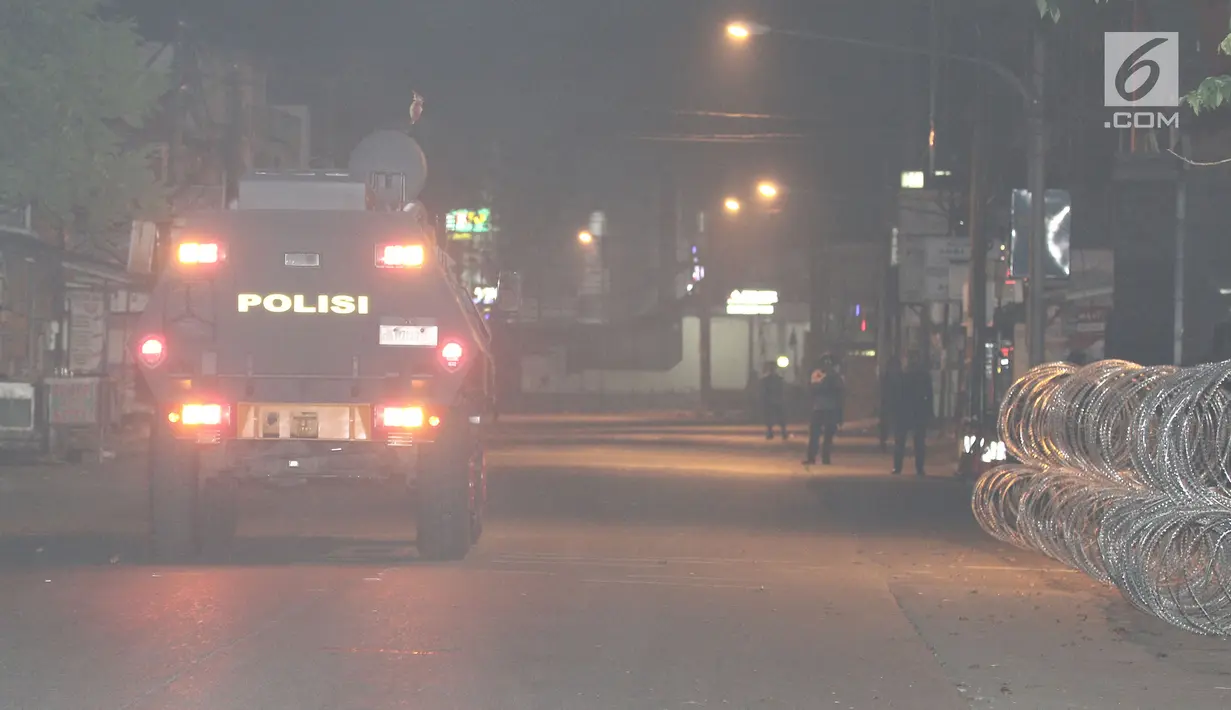 Mobil baracuda milik polisi masuk ke dalam area Mako Brimob, Kelapa Dua pascabentrok antara petugas dengan tahanan di Depok, Kamis (10/5). Akibat insiden itu lima polisi gugur dan satu narapidana tewas dalam insiden tersebut (Liputan6.com/Herman Zakharia)