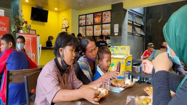 Saat Kedai Ciprek Cirebon Berbagi Paket Nasi Gratis di Jumat Berkah