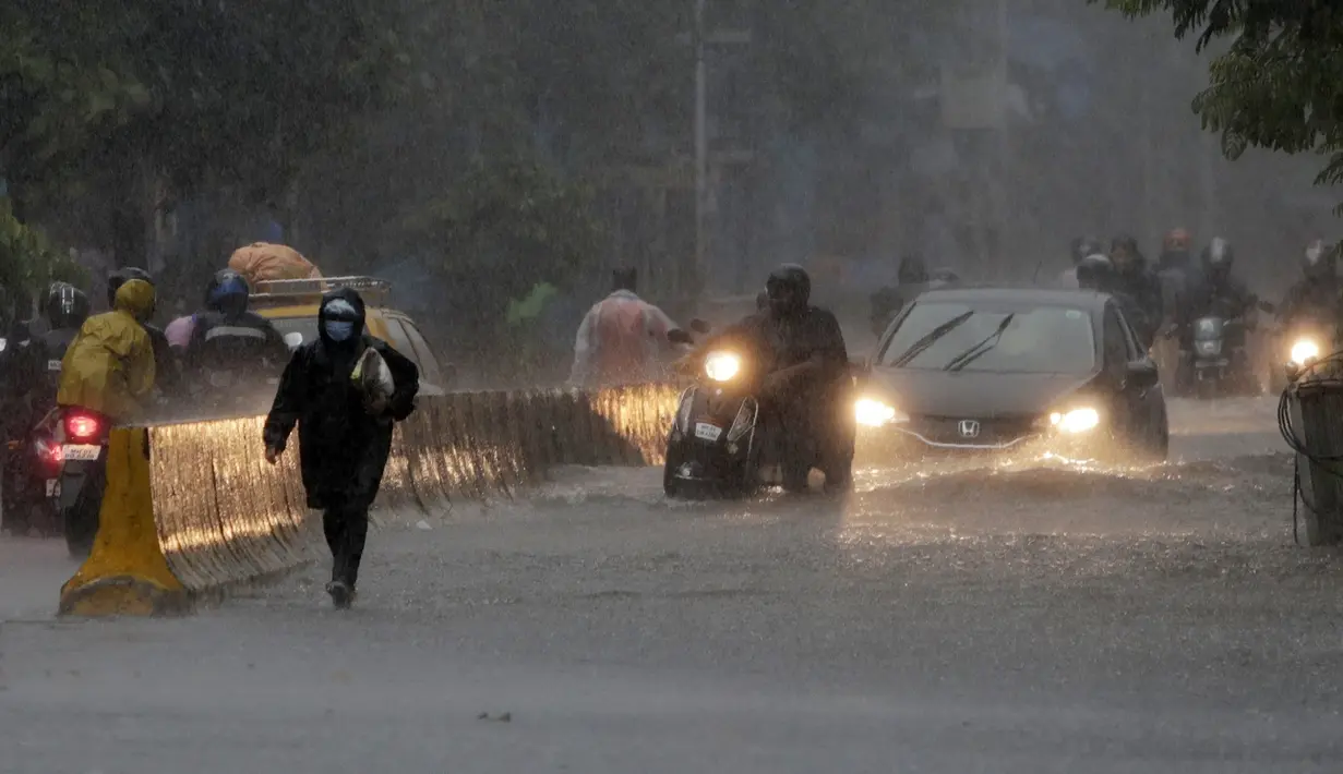 Kendaraan melintasi banjir saat hujan lebat di Mumbai, India, Rabu, (5/8/2020). Musim hujan India berlangsung dari Juni hingga September. (AP Photo/Rajanish Kakade)