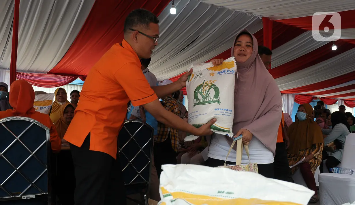 Penyaluran program Bantuan Pangan Cadangan Beras Pemerintah ini dilakukan serentak di 38 provinsi seluruh Indonesia. (merdeka.com/Imam Buhori)