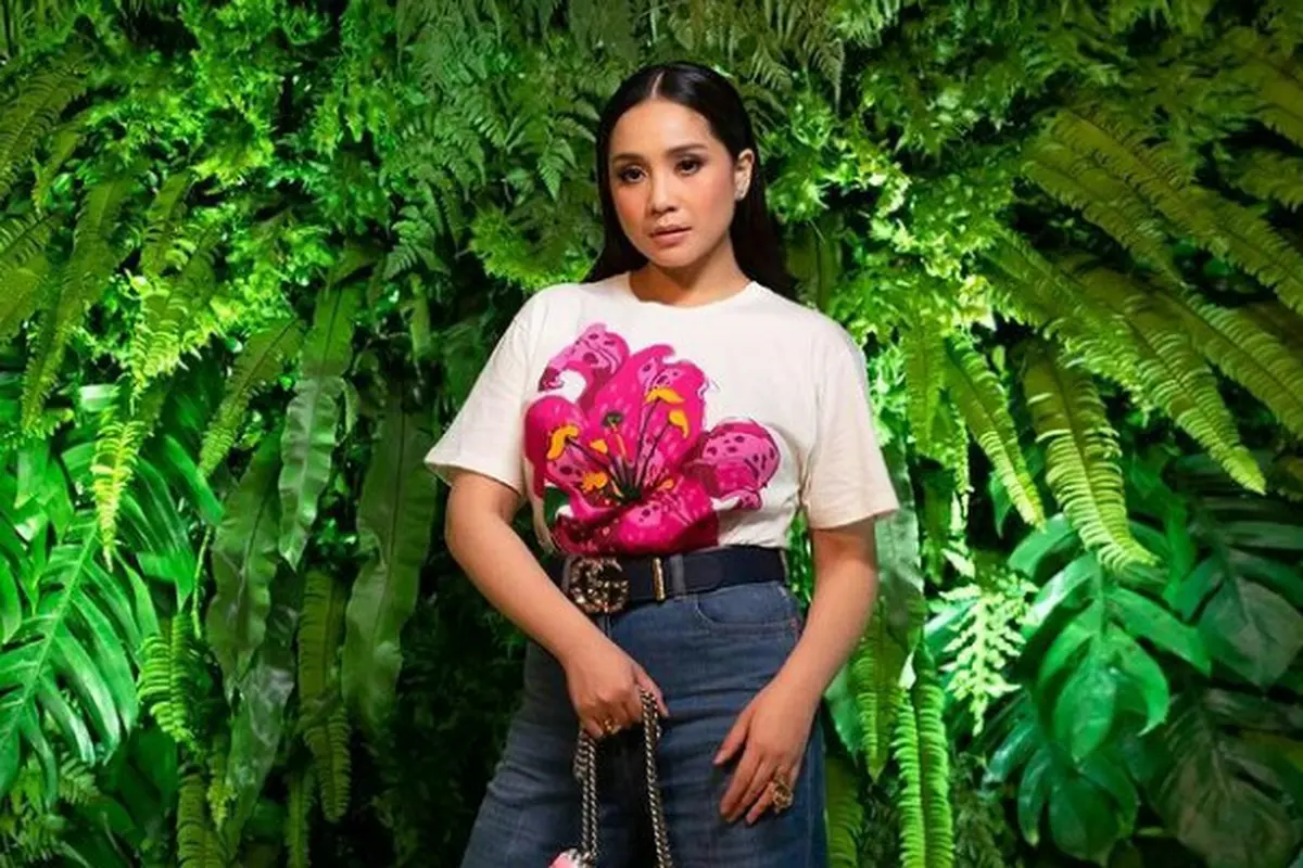 Gaya Nagita Slavina Pangku Tote Bag Seharga Rp12 Juta, Netizen: Serasa Tas Kresek