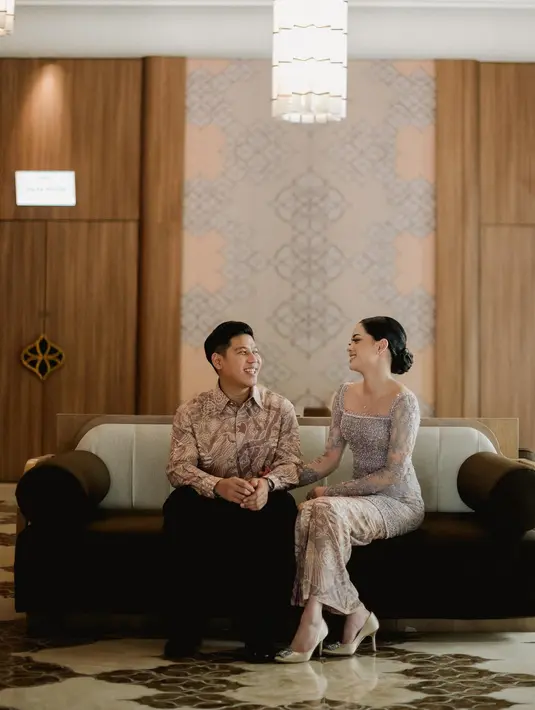 "Kilas balik pada momen lamaran @ninokayam & @dhabitannisa yang menjadi langkah awal dari perjalanan kasih dua sejoli ini," tulis The Bride Story di Instagram mereka. (Foto: Instagram/ thebridestory)