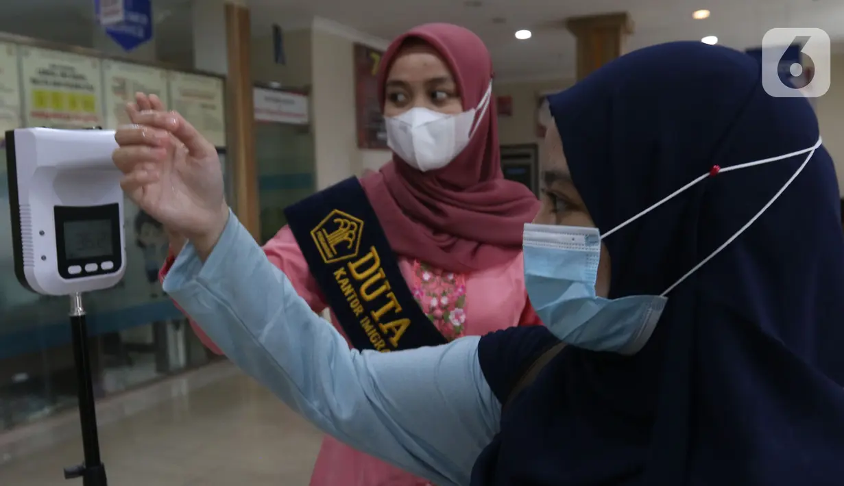 Duta Pelayanan Imigrasi melayani pemohon paspor di kantor Imigrasi kelas 1 TPI Jakarta Timur, Jumat (11/06/2021). Pemohon yang ingin mengajukan permohonan paspor atau penggantian dibatasi 25 persen, yang harus dilakukan masih sama seperti sebelum Covid-19. (Liputan6.com/Herman Zakharia)