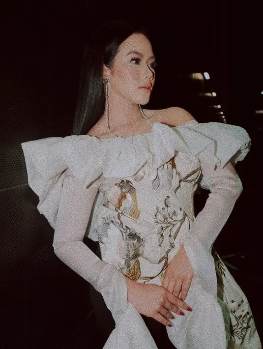 Sebagai publik figur, seleb kelahiran 1991 ini selalu memperhatikan penampilannya. Seperti saat menghadiri sebuah acara, Yura Yunita tampak anggun dengan gaun berwarna putih bermotif bunga. Rambut yang dibiarkan terurai membuatnya makin memesona. (Liputan6.com/IG/@yurayunita)