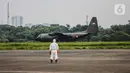 Pesawat TNI C-130 Hercules yang membawa alat kesehatan dari Shanghai, China mendarat di Bandara Halim Perdanakusuma, Jakarta Timur, Senin (23/3/2020). Alat-alat kesehatan yang dibawa dari China tersebut untuk penanganan covid-19. (Liputan6.com/Faizal Fanani)