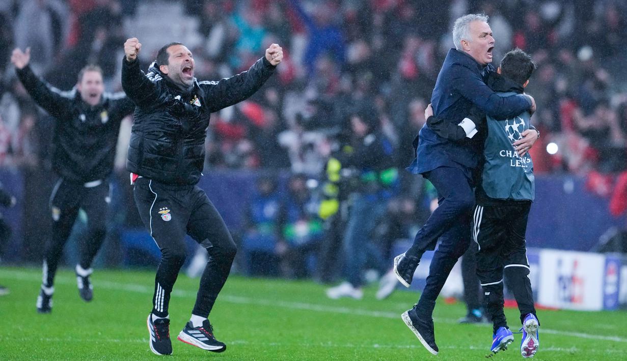 Pelatih Benfica, Jose Mourinho, memeluk anak gawang saat merayakan kemenangan atas Real Madrid pada laga Liga Champions di Estadio da Luz, Lisbon, Kamis (29/1/2026) dini hari WIB. (AP Photo/Armando Franca)