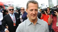 Michael Schumacher, berjalan bersama mantan manajernya, Willi Weber (berjas dan memakai kacamata hitam), pada F1 GP Jerman 2008. (Reuters/Wolfgang Rattay)