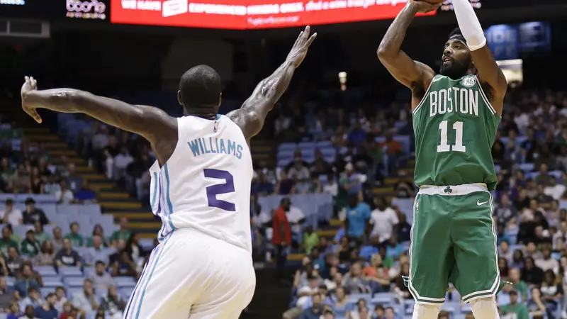 Aksi Pemain Celtics Kyrie Irving (no 11) saat melawan Hornets (AP)