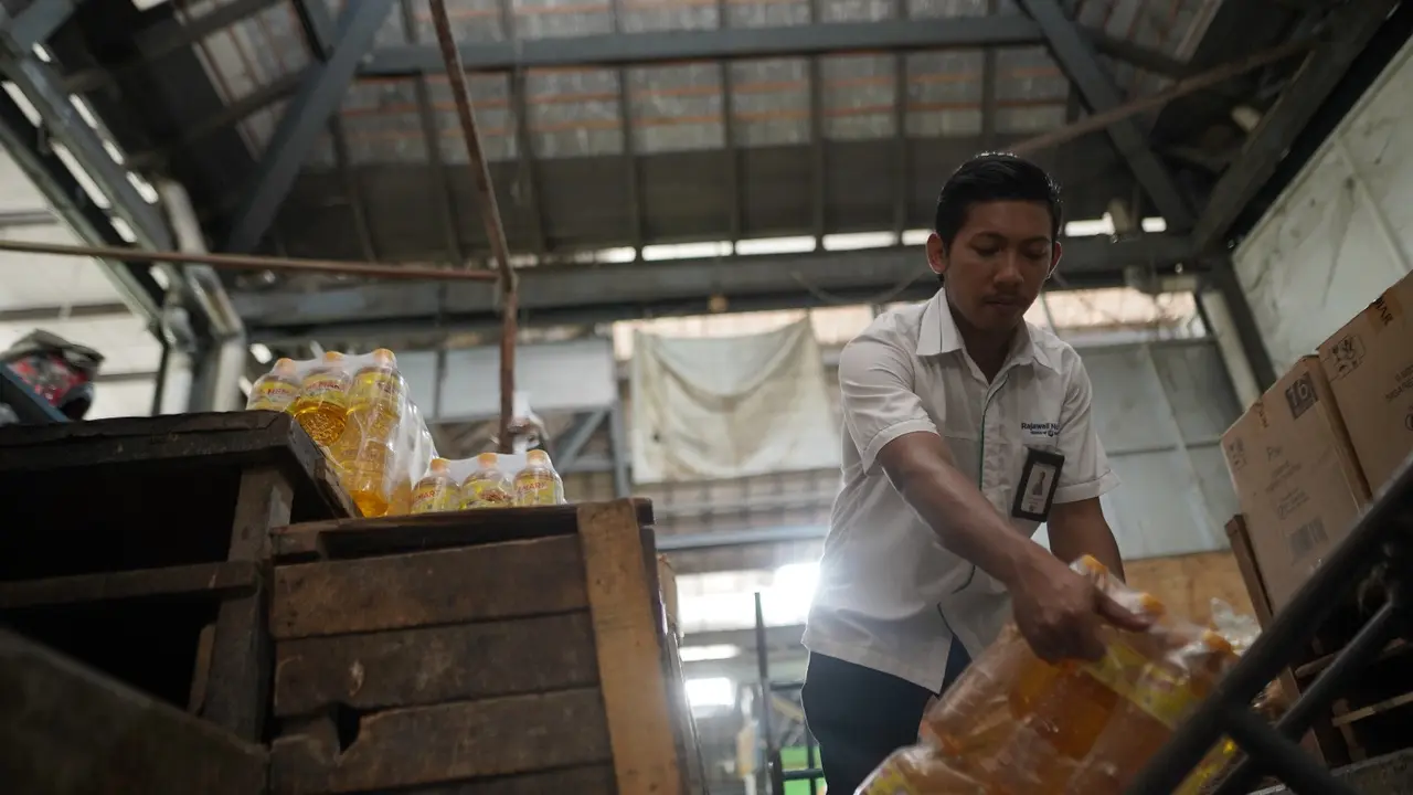 Berbagai upaya ini dilakukan Rajawali Nusindo sebagai bentuk dukungan terhadap pemerintah untuk memperkuat ketahanan pangan. Rajawali Nusindo telah menyalurkan Minyakita sebanyak 2.7 juta liter. (Dok Rajawali Nusindo)