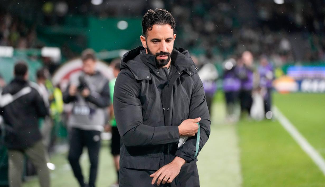 Raksasa Premier League Manchester United resmi mengumumkan penunjukan Ruben Amorim sebagai manajer baru di Old Trafford. United mengumumkan penunjukan Amorim itu pada Jumat (01/11/2024). Pria asal Portugal itu kini resmi jadi pengganti Erik Ten Hag. (AP Photo/Armando Franca)