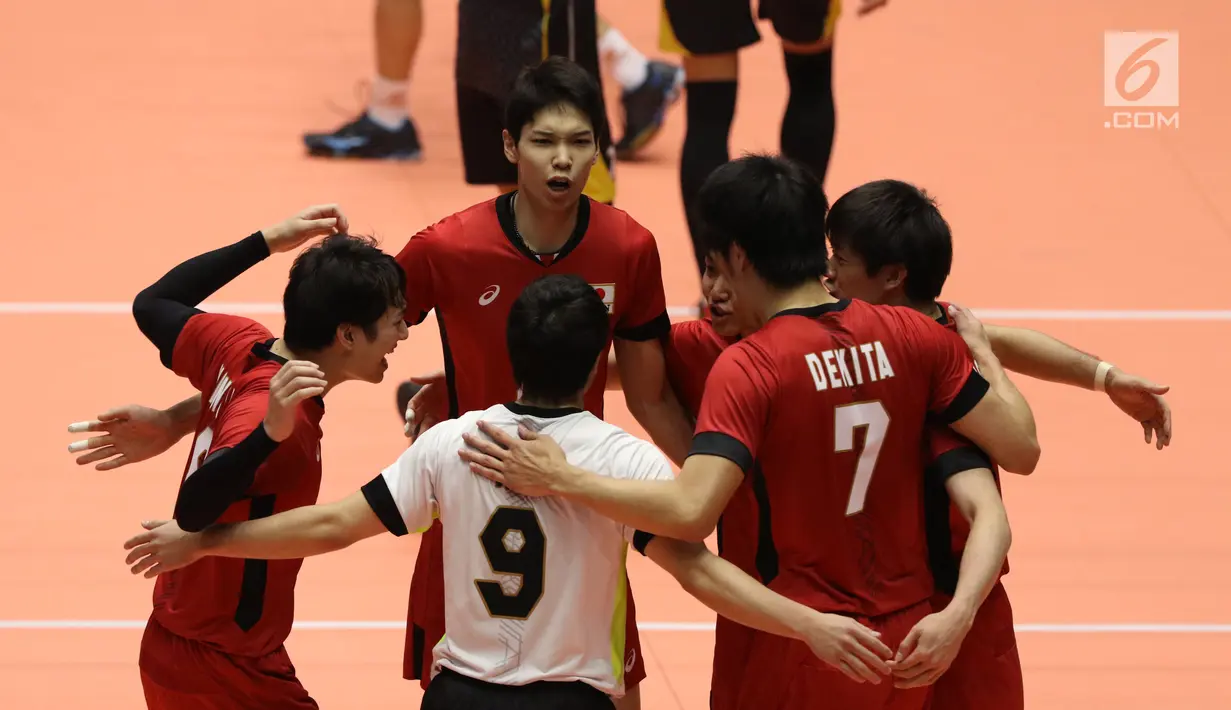 Pemain Timnas voli putra Jepang merayakan poin saat melawan Indonesia di Semifinal Kejuaraan Voli Asia 2017 di GOR Tri Dharma, Gresik, Senin (31/7). Indonesia kalah 3-0 (17-25, 24-26, 23-25). (Liputan6.com/Helmi Fithriansyah)