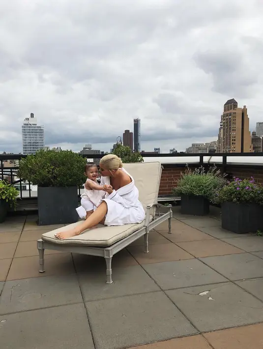 "Kamu penyemangat pagiku," tulis Kylie Jenner sebagai keterangan foto yang ia unggah. (instagram/kyliejenner)