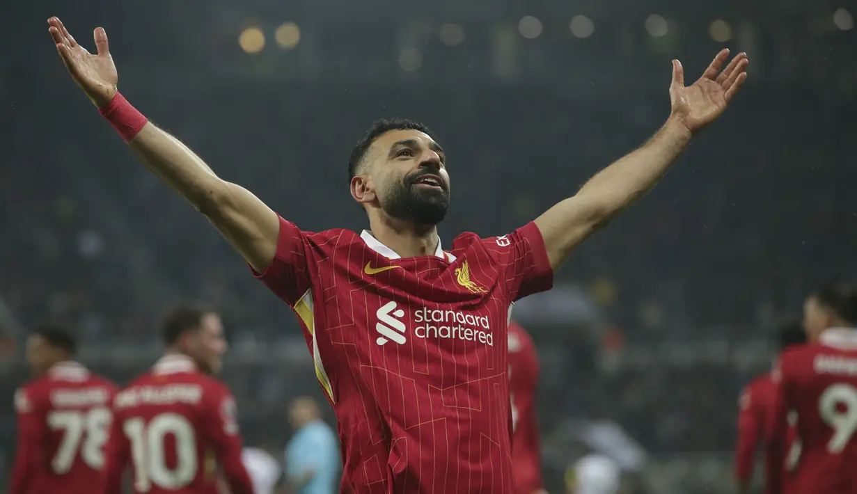 Pemain Liverpool, Mohamed Salah melakukan selebrasi setelah mencetak gol ketiga timnya ke gawang Newcastle pada laga lanjutan Liga Inggris 2024/2025 di St James Park Stadium, Newcastle, Inggris, Kamis (05/12/2024) WIB. (AP Photo/Ian Hodgson)