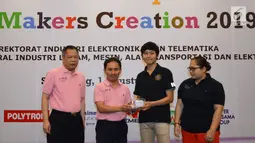 Direktur Industri Elektronika dan Telematika Kemenperin Janu Suryanto (kedua kiri) menyerahkan modul kit IoT kepada perwakilan Hands on Workshop IoT Makers Creation di Semarang, Kamis (1/8/2019). Kegiatan tersebut bertujuan untuk membuat solusi IoT di berbagai bidang. (Liputan6.com/HO/Ady)