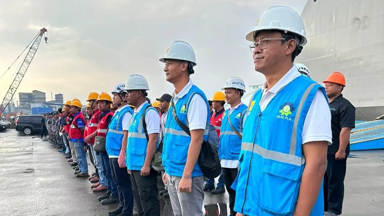 PLN dibantu TNI Angkatan Laut dan Pemerintah Provinsi Jawa Tengah mengirimkan peralatan untuk Pembangkit Listrik Tenaga Diesel (PLTD) serta tim ekspedisi melalui armada Kapal Perang Republik Indonesia (KRI) Makassar, pada Kamis (5/1/2023). (Dok PLN)