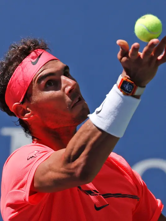 Petenis Spanyol, Rafael Nadal bersiap melakukan pukulan ke arah petenis Ukraina, Alexandr Dolgopolov pada putaran keempat turnamen AS Terbuka 2017 di New York, Senin (4/9). Nadal berhasil menang atas Dolgopolov, 6-2, 6-4, 6-1. (AP Photo/Julie Jacobson)