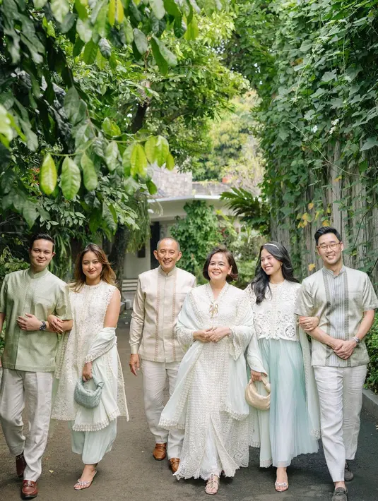 Maudy Ayunda dan keluarga tampil kompak mengenakan baju Lebaran bernuansa hijau. Penampilan cantik Maudy dengan sang ibu dan adik perempuannya serasi dengan para pria, yaitu sang ayah, suami, dan adik iparnya. Foto: Instagram.