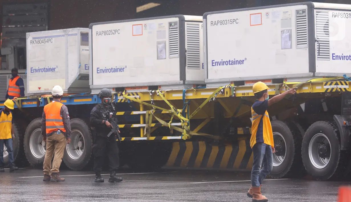 Sebuah truk mengangkut kontainer-kontainer berisi vaksin COVID-19 di Bandara Soekarno-Hatta, Tangerang, Kamis (31/12/2020). Setelah mendarat di Indonesia, 1,8 juta dosis vaksin Covid-19 produksi Sinovac akan langsung dikirim ke PT Bio Farma (Persero) di Bandung. (Liputan6.com/Angga Yuniar)