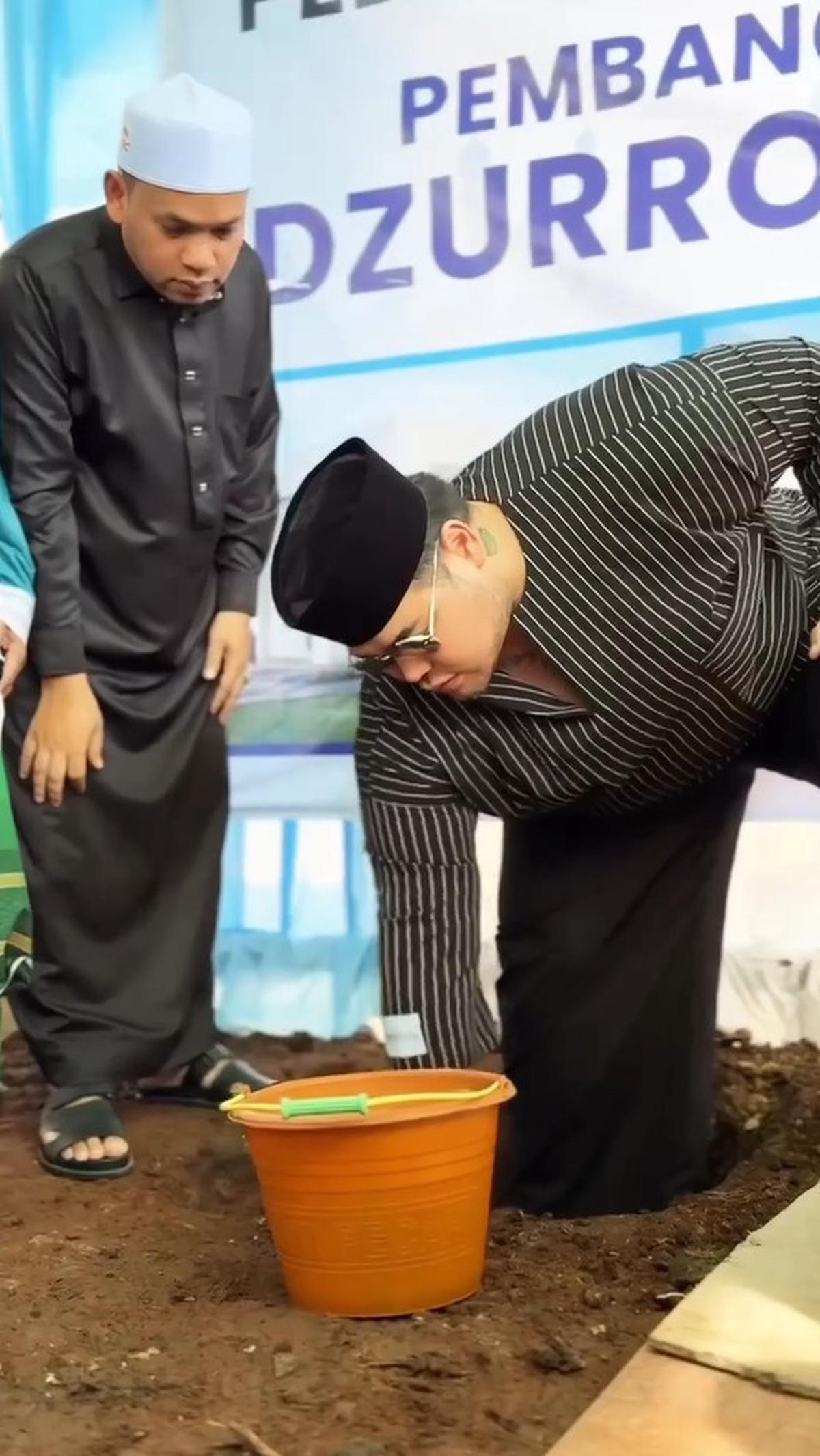 7 Potret Ivan Gunawan Peletakan Batu Pertama, Resmikan Masjid di Pesantrennya Jelang Berangkat Haji