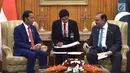Presiden Joko Widodo berbincang dengan Presiden Pakistan Mamnoon Hussain di Istana Kepresidenan Aiwan-e-Sadr, Islamabad, (26/1). Pertemuan membahas pemberlakuan Preferential Trade Agreement (PTA) 2013. (Liputan6.com/Pool/Rusman Biro Pers Setpres)