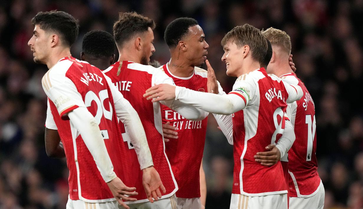 Tambahan tiga poin membawa Arsenal ke puncak klasemen sementara Liga Inggris 2023/2024 dengan 68 poin dari 30 laga atau selisih satu poin dari Liverpool yang baru memainkan 29 pertandingan. (AP Photo/Frank Augstein)