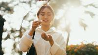 ilustrasi perempuan baik cantik sopan/Photo by Gaurav Ranjitkar/Pexels
