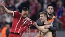 Seorang penyusup lapangan menarik baju Franck Ribery gelandang Bayern Munich pada semifinal leg pertama UEFA Champions League melawan Real Madrid pada 2018 lalu. ( AFP/Javier Soriano )