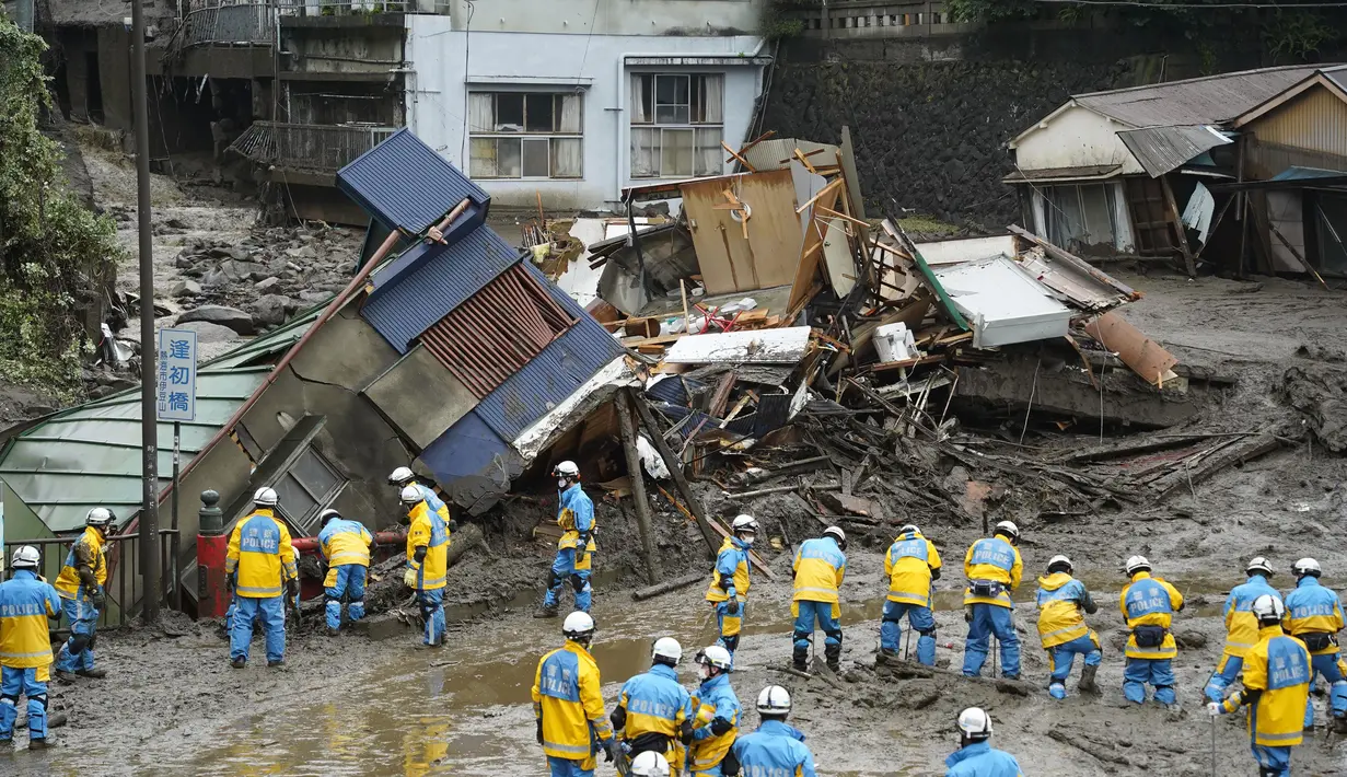 Tim penyelamat melakukan operasi pencarian di lokasi longsoran lumpur di Izusan di Atami, Jepang, Minggu (4/7/2021). Derasnya lumpur menerjang sebagian kota pada Sabtu pagi setelah berhari-hari hujan lebat, menyapu rumah-rumah lereng bukit. (Kyodo News via AP)