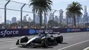 Pembalap Mercedes, Gorge Russell memacu mobilnya dalam sesi latihan bebas Formula 1 GP Australia 2025 di Sirkuit Albert Park, Melbourne, Australia pada Jumat (14/03/2025). (AP Photo/Asanka Brendon Ratnayake)