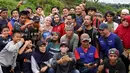 Turut menghibur para pengungsi dari korban gempa Cianjur, terlihat raut wajah bahagia saat berkumpul untuk foto bersama dengan idolanya ini. Banyak netizen pun salut dengan aksi yang dilakukan oleh pasangan selebriti ini karena turut berempati dengan para korban bencana. (Liputan6.com/IG/@_rudysalim)