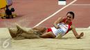 Atlet putri Indonesia, Maria Londa saat mendarat usai melakukan lompatan di nomor lompat jangkit di National Stadium, Singapura, Kamis (11/6/2015). Maria mencatat lompatan sejauh 13,75 meter dan berhasil meraih emas. (Liputan6.com/Helmi Fithriansyah)