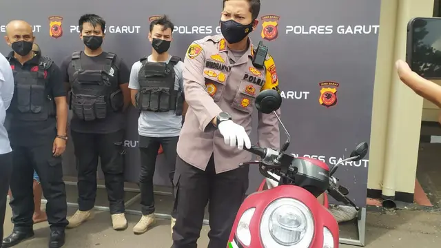 Kepolres Garut AKBP Wirdhanto Hadicaksono, menunjukan motor yang digunakan tersangka dalam aksi laporan palsu korban begal motor, dalam rilis perkara di Mapolres Garut, Senin (11/10/2021).