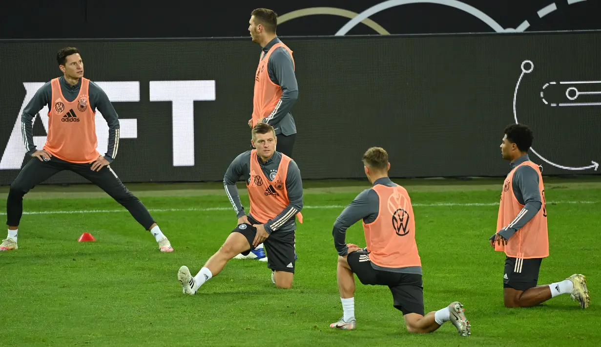Pemain Jerman mengikuti sesi latihan jelang bertanding pada laga lanjutan UEFA Nations League di RheinEnergie Stadion, Selasa (13/10/2020). Jerman akan menghadapi Swiss di UEFA Nations League. (AFP/ Ina Fassbender)