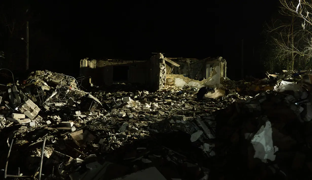 Menurut Zelenskyy, Rusia tahu wilayah itu merupakan area warga sipil. Ini menjadi serangan yang paling mematikan di wilayah tersebut sejak perang dilancarkan Rusia. (AP Photo/Alex Babenko)