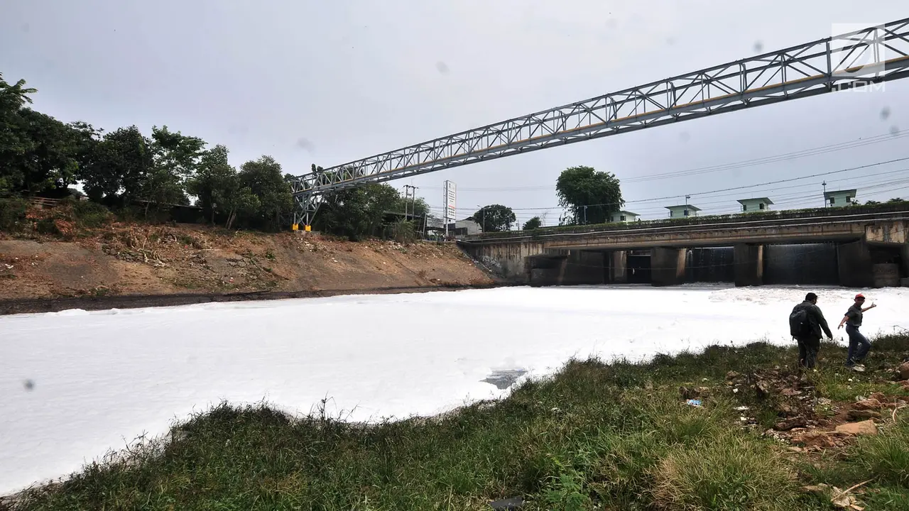 Penampakan Limbah Busa Selimuti Kali Bekasi