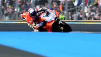 Pembalap Ducati Corse, Andrea Dovizioso saat beraksi pada latihan bebas MotoGP Prancis 2018 di Sirkuit Bugatti, Le Mans. (Jean-Francois MONIER / AFP)