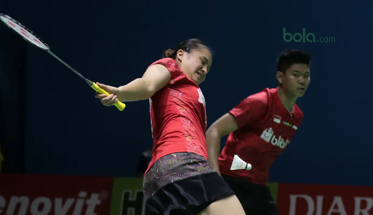 Melati Oktavianti gagal menghalau kok saat melawan Lee Chun/Chau Hoi pada babak pertama Indonesia Open 2018 di Istora Senayan, Jakarta, (3/6/2018). Praveen/Oktavianti kalah 17-21, 21-14, 21-17. (Bola.com/Nick Hanoatubun)