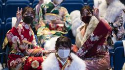 Wanita berusia 20 tahun mengenakan kimono menghadiri upacara perayaan "Coming-of-Age Day" di Yokohama Arena di Yokohama (11/1/2021). Bagi perempuan berusia 20 tahun adalah harinya untuk merayakan awal dari masa dewasanya di Jepang dengan mengenakan pakaian kimono. (AFP/Philip Fong)