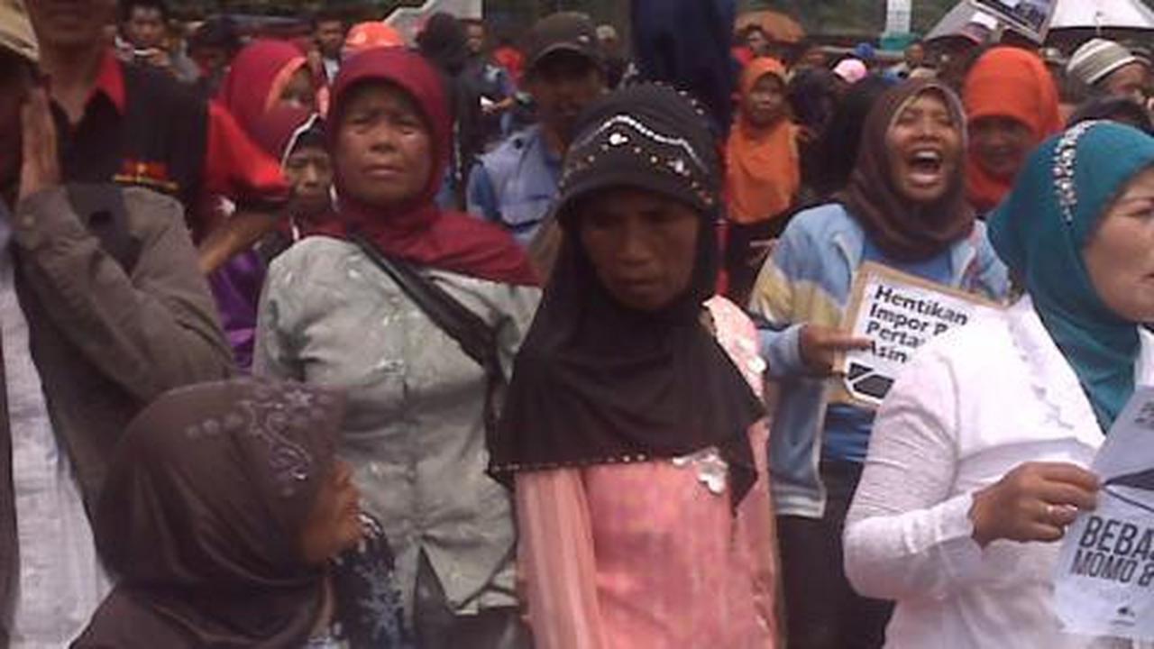 Nenek-nenek ikut demo Hari HAM Internasional di Gedung Sate
