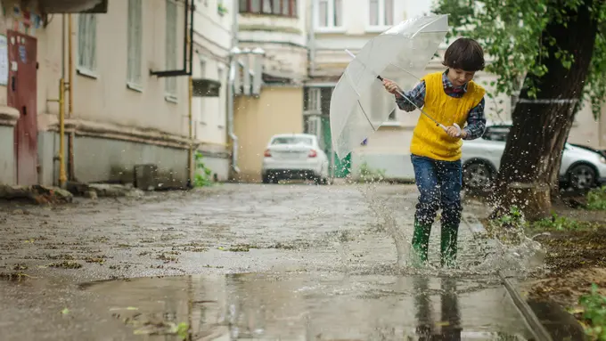 Tips agar Anak Tidak Sakit Setelah Bermain Hujan-hujanan