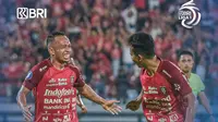 Irfan Jaya (kiri) berselebrasi setelah mencetak gol kedua Bali United pada pertandingan BRI Liga 1 2023/2024 melawan Persita Tangerang di Stadion Kapten I Wayan Dipta, Gianyar, Senin, 30 Oktober 2023. (foto: IG/liga1match)
