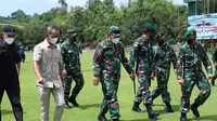 Pangkostrad Letjen TNI Eko Margiono bersama Panglima Koopsgabsus Tricakti Mayjen TNI Richard TH Tambulon di Poso. (Foto: Istimewa).