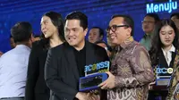 VP Corporate Communication Telkom, Andri Herawan Sasoko menerima penghargaan BCOMSS 2024 yang diserahkan langsung oleh Menteri BUMN Erick Thohir di Jakarta beberapa waktu lalu. (Foto: Istimewa)