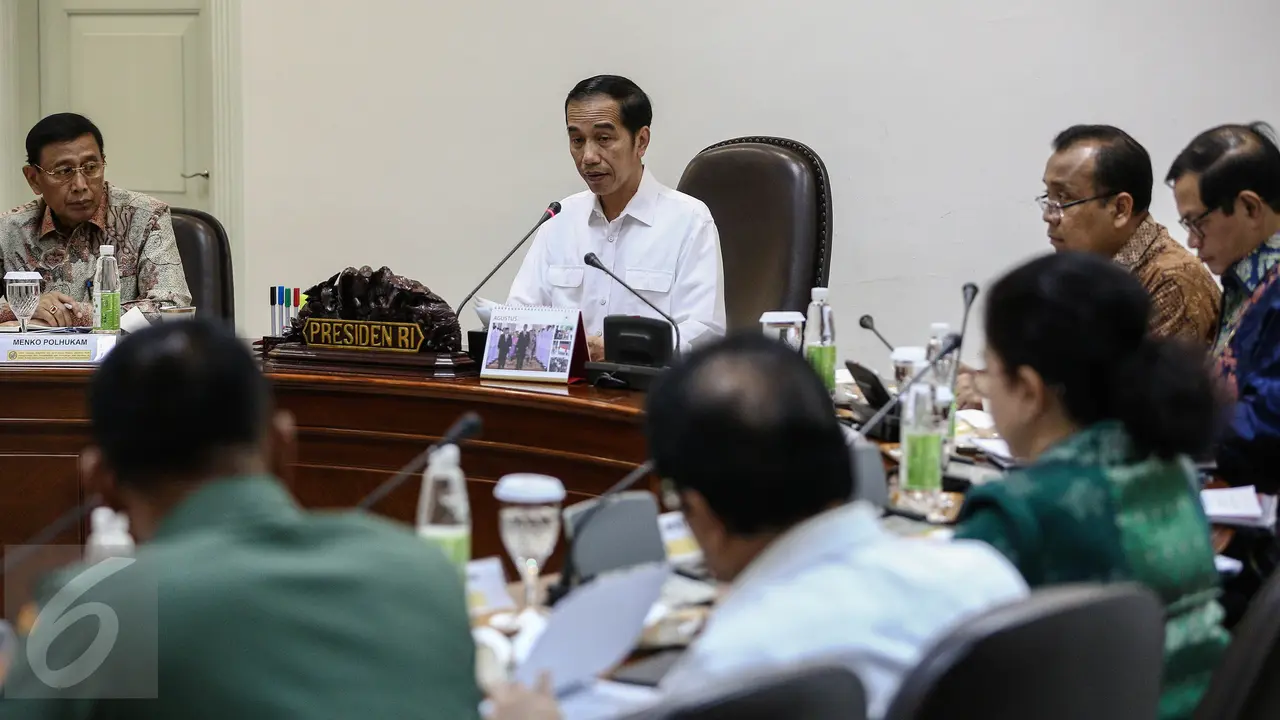 20160812-Jokowi Pimpin Rapat Terbatas Bahas Kebakaran Hutan dan Lahan-Jakarta
