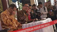 Menteri Hukum dan HAM, Yasonna Laoly (kedua kiri) saat menyampaikan keterangan terkait penundaan pengesahan RUU KUHP di Graha Pengayoman Kementerian Hukum dan HAM, Jakarta, Jumat (20/9/2019). Menkumham juga mengklarifikasi beberapa isu terkait draft RUU KUHP. (Liputan6.com/Helmi Fithriansyah)