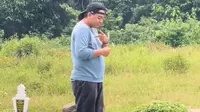 Anak tuli berdoa pakai bahasa isyarat di makam ibunya. (dok. TikTok @hasmalina10/https://www.tiktok.com/@hasmalina10/video/7517963191905766674)