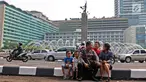 Brigpol Inardi Susanto asal Polres Tarakan, yang sudah sebulan bertugas di Jakarta, bersenda gurau dengan adik dan keponakan yang sengaja mengunjunginya di kawasan Bundaran HI, Minggu (9/6/2019). Sejumlah aparat kepolisian banyak yang tetap bertugas saat Lebaran 2019. (Liputan6.com/Herman Zakharia)