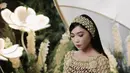 Isyana Sarasvati juga menjelma bak putri Jawa ketika menjalani prosesi siraman sebelum pernikahannya. Dengan kemben batik bernuansa cokelat gelap yang serasi dengan rok batik yang dikenakannya, Isyana juga menggunakan ronce melati di kepala dan menutupi bagian atas tubuhnya. Foto: Instagram.